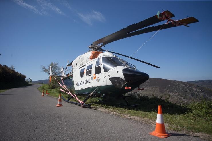 Un dos helicópteros da Garda Civil que participaba na procura dun desaparecido queda varado e precintado no medio da calzada tras sufrir un accidente, a 4 de maio de 2021, en Navia, Lugo, Galicia (España). O home desapareceu do seu cas. Carlos Castro - Europa Press