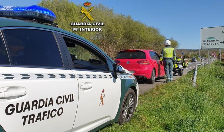 A Garda Civil intercepta a un condutor por exceso de velocidade.. GARDA CIVIL