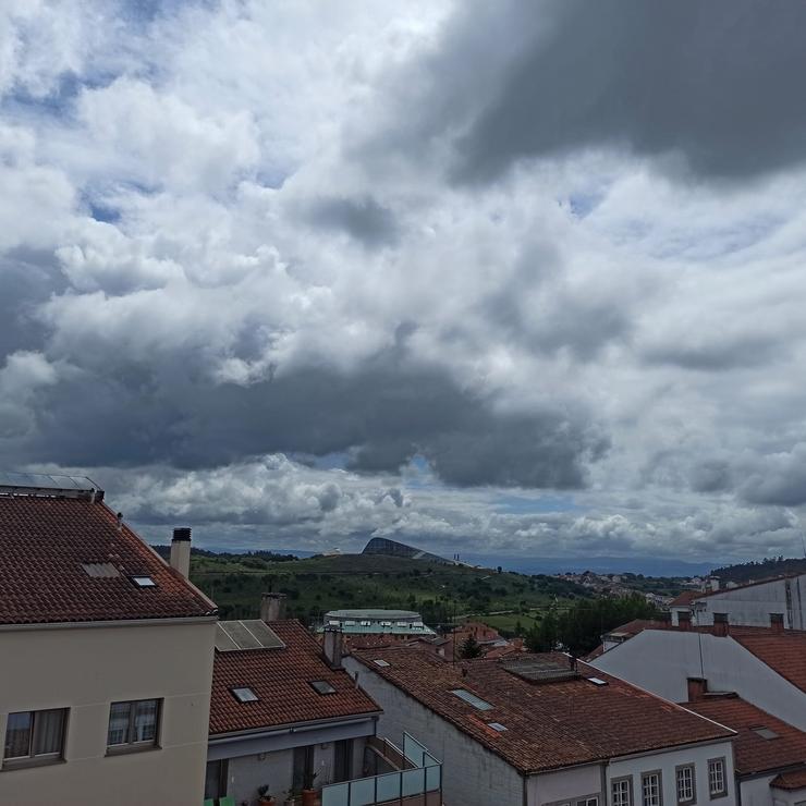 Xornada de nubes e claros en Santiago de Compostela, con chuvascos intermitentes / Arquivo