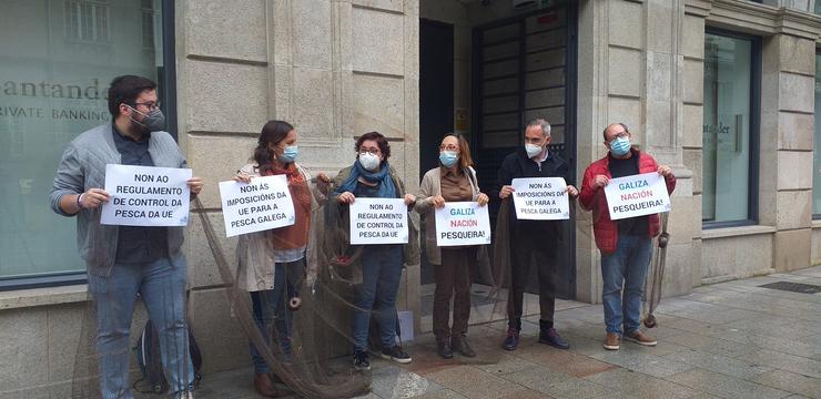 A portavoz do BNG en Europa, Ana Miranda, xunto ás deputadas Rosana Pérez e Carmela González,  e outros cargos do BNG, nunha protesta contra o novo regulamento de control pesqueiro da UE. / Europa Press