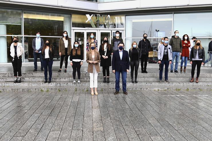 O secretario xeral de Emigración, Antonio Rodríguez Miranda, e a delegada territorial da Xunta en Vigo, Marta Fernández-Tapias, con beneficiarios das bolsas BEME. XUNTA DE GALICIA 