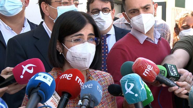 A ministra de Sanidade, Carolina Darias, atende aos medios en San Pedro de Mérida 