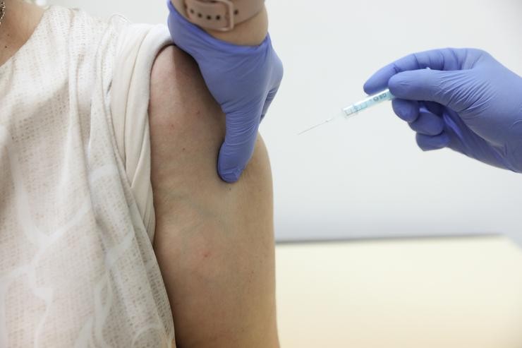 Unha persoa recibe a vacina de Moderna contra a Covid-19 