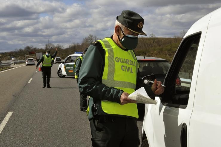 Un axente de Garda Civil revisa a documentación dun vehículo durante un control de mobilidade na autovía das Rías Baixas ou A-52, nas inmediacións de Vilavella, Redondela 