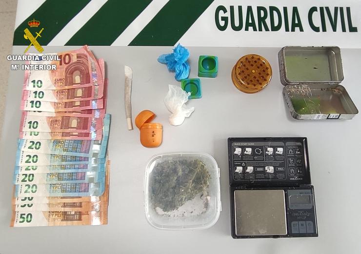 Sustancias e obxectos incautados ao home en Muros (A Coruña). GARDA CIVIL / Europa Press