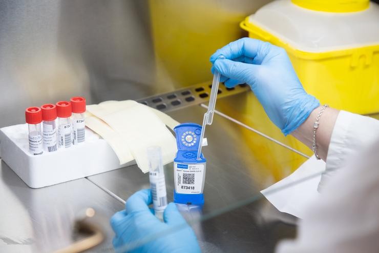 Unha investigadora traballa no laboratorio de Microbioloxía do Hospital Universitario de Badaxoz, a 15 de abril de 2021. Neste laboratorio realizan a secuenciación das mostras de coronavirus para confirmar algunhas das mutacións máis perigosas. JAVIER POLBO - Europa Press