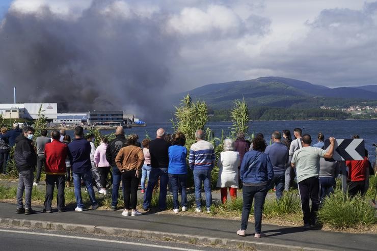 Incendio nas instalacións da empresa Jealsa, a 8 de maio de 2021, na parroquia de Abanqueiro, Boiro, A Coruña, Galicia (España). Segundo informaron fontes municipais, as chamas nas instalacións que a empresa conserveira Jealsa ten en l. Álvaro Ballesteros - Europa Press / Europa Press