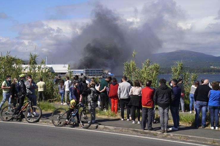 Incendio nas instalacións da empresa Jealsa, a 8 de maio de 2021, na parroquia de Abanqueiro, Boiro, A Coruña, Galicia (España). Segundo informaron fontes municipais, as chamas nas instalacións que a empresa conserveira Jealsa ten en l. Álvaro Ballesteros - Europa Press / Europa Press