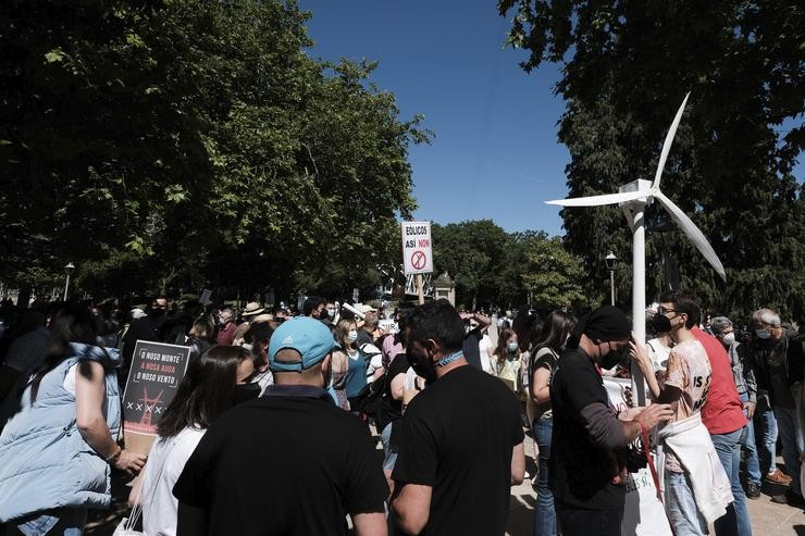Centos de persoas participan en Santiago de Compostela nunha manifestación contra os parques eólicos. César Arxina - Europa Press