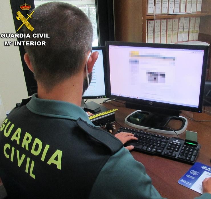 Un garda civil utiliza un computador. GARDA CIVIL