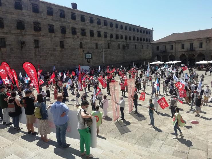 Centos de persoas maniféstanse contra a universidade privada de Abanca na Praza dá Quintana de Santiago de Compostela / Europa Press