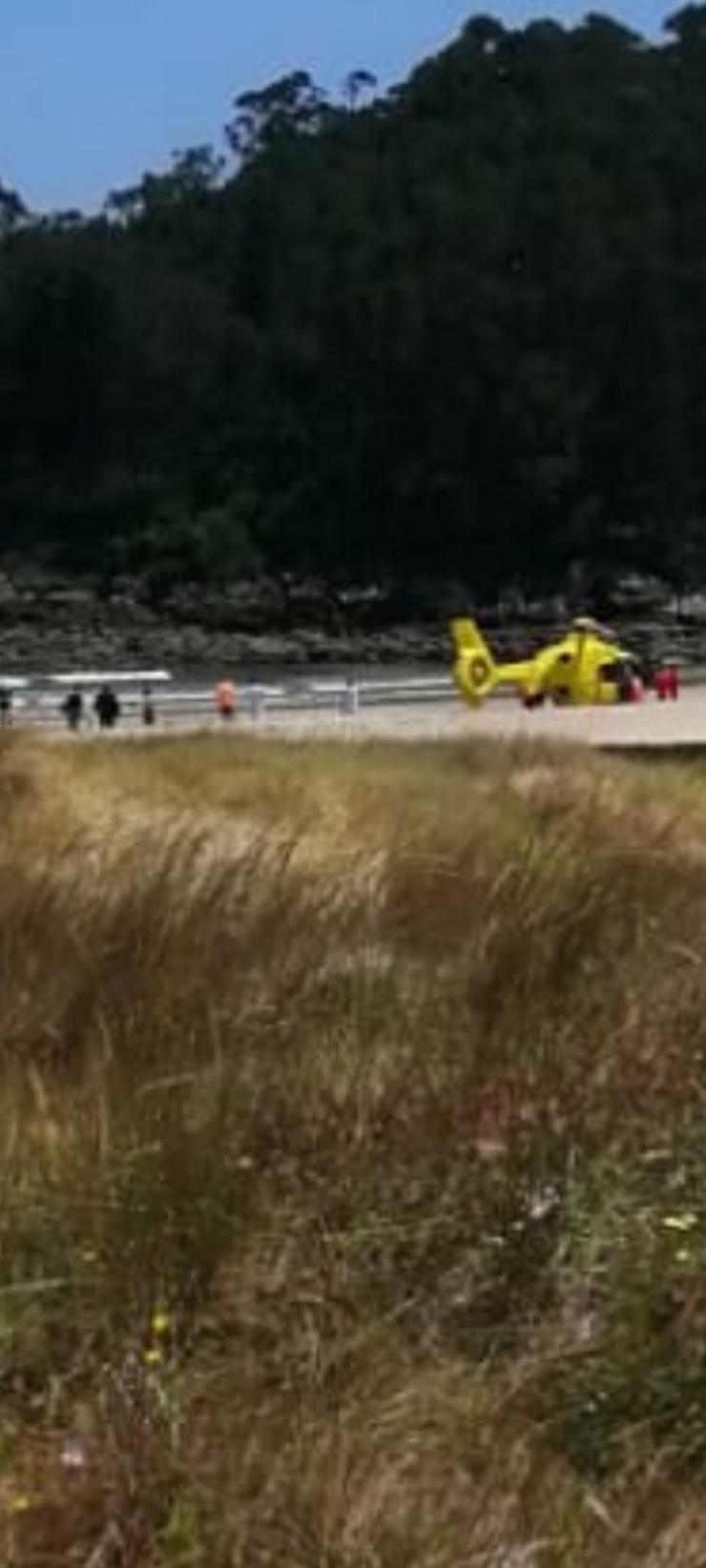 Helicóptero desprazado á praia de Muíños, Muxía, pola indisposición dunha muller que rematou falecendo/remitida