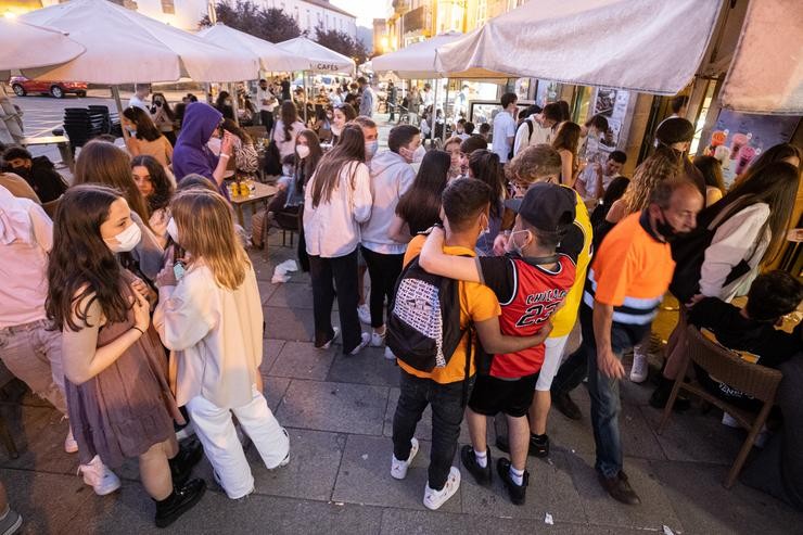 Varias persoas durante o primeiro día de apertura de bares e cafetarías ata a 1 da madrugada, a 11 de xuño de 2021, en Santiago de Compostela, A Coruña, Galicia (España). Desde esta noite, os bares, cafetarías e restaurantes galegos poderán abrir. César Arxina - Europa Press