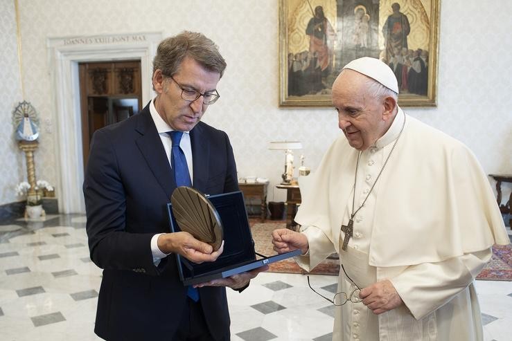 O presidente da Xunta, Alberto Núñez Feijóo, recibido en audiencia polo papa Francisco. Vaticano, 14/06/21. © VATICAN MEDIA