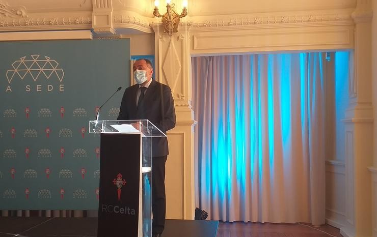 O conselleiro de Sanidade, Xullo García Comesaña, na sede do Real Club Celta, con motivo dun recoñecemento ao porteiro Sergio Álvarez pola súa implicación coa doazón de sangue. 
