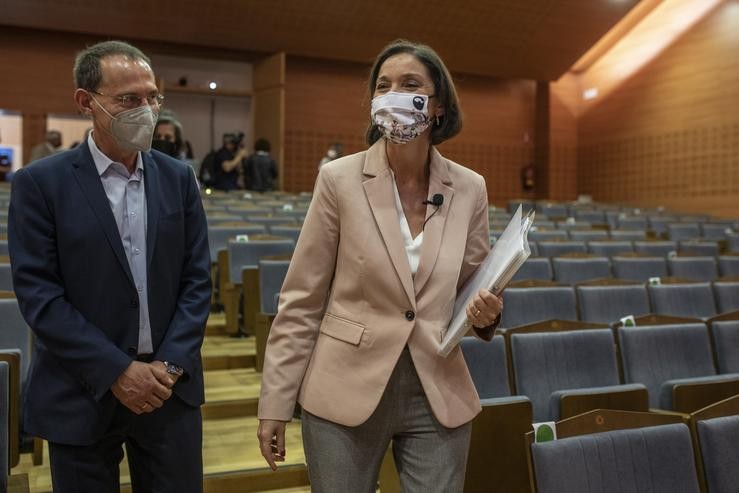 A ministra de Industria, Comercio e Turismo, Reyes Maroto, chega ao Centro de Negocios de Benavente, acompañada polo subdelegado do Goberno en Zamora, Anxo Branco, a 7 de xuño de 2021, en Benavente, Zamora, Castela e León (España). A ministra se. Emilio Frade - Europa Press / Europa Press