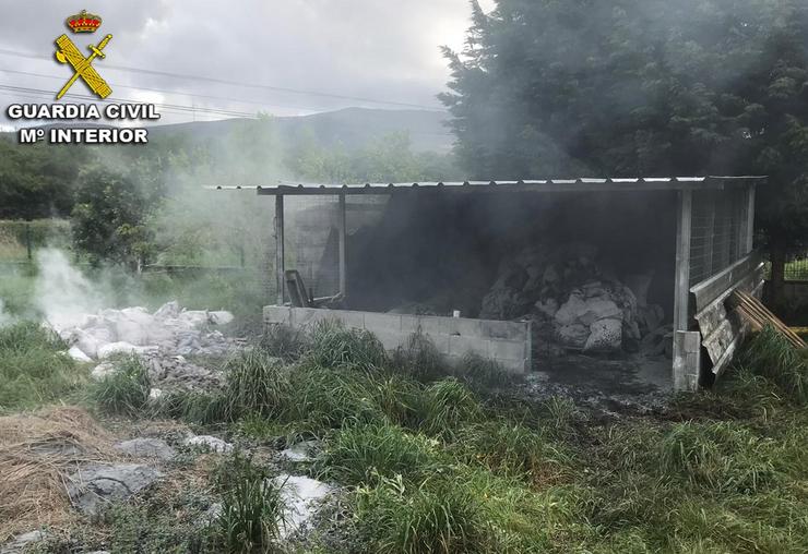 Nave incendiada en Catoira (Pontevedra) 