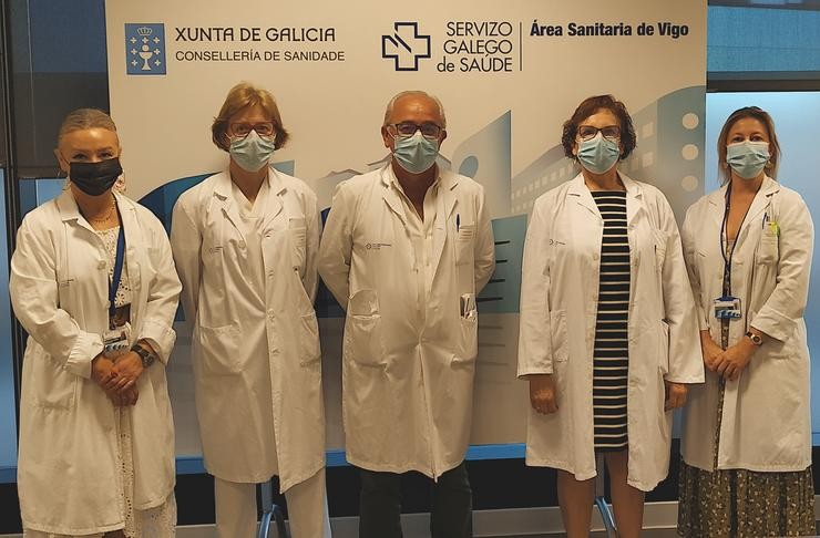 A directora Asistencial do Chuvi, Susana Cerqueiro;  a digestóloga  Luisa Castro; o cirurxián Enrique Moncada;  a farmacéutica Pilar Ascuence ;  e a subdirectora de Prestación Farmacéutica, Isabel Rei.. SERGAS 