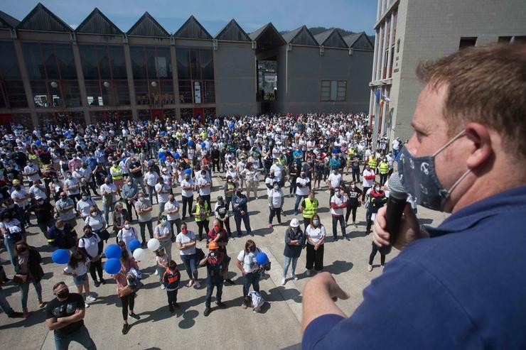 O presidente do Comité de Empresa de Alcoa, José Antonio Zan, diríxese a varios sindicalistas e traballadores durante unha concentración que conmemora o ano de ?loita? pola planta de aluminio e os postos de traballo de Alcoa San Cervo, na Praza do. Carlos Castro - Europa Press 