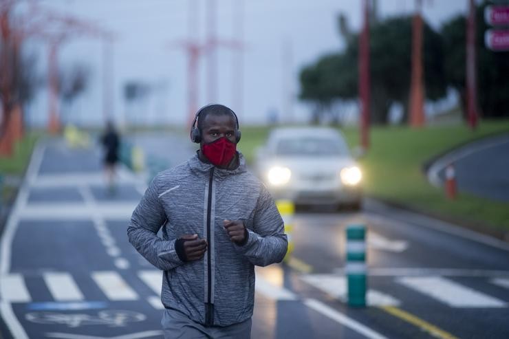 Unha persoa corre en solitario e con máscara un día despois da entrada en vigor da normativa que obriga a deportistas a usar máscara en exteriores e sen compañía en Galicia pola pandemia de covid-19 