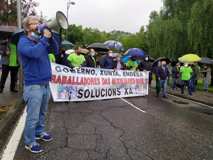 Protesta dos traballadores da central térmica de Endesa nas Pontes ás portas da sede do Goberno galego en Santiago / Europa Press.