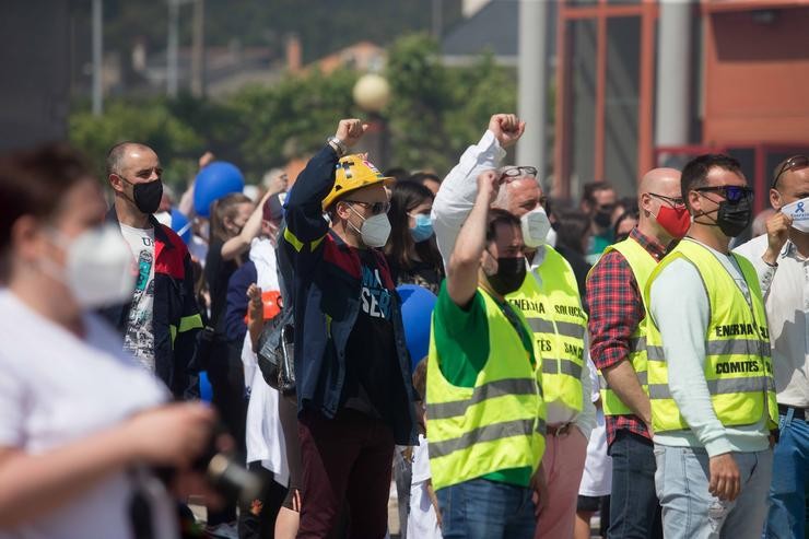 Centos de persoas participan nunha concentración en conmemoración do ano de loita pola planta de aluminio e os postos de traballo de Alcoa San Cervo, na Praza do Concello de Xove, a 30 de maio de 2021 
