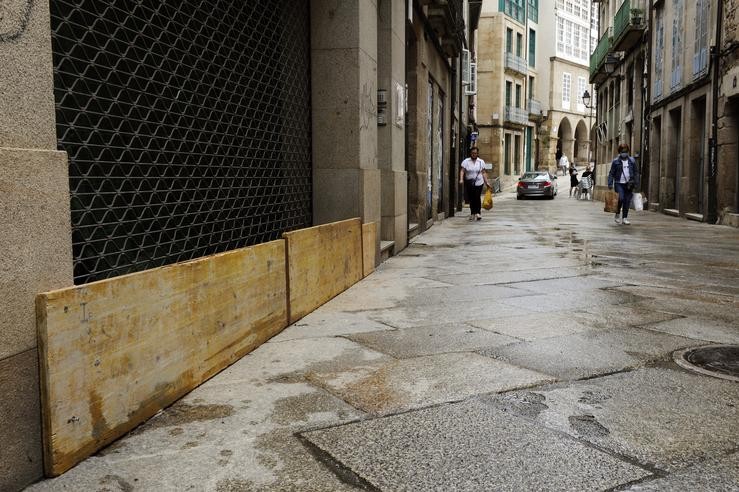 Os locais do caso antigo de Ourense, manteñen as barreiras, como medida de protección fronte á choiva. Europa Press