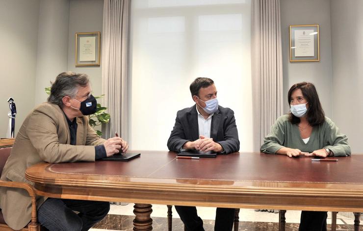 A alcaldesa da Coruña, Inés Rei, e o presidente da Deputación, Valentín González Formoso, con motivo da firma do convenio sobre a OSG. CONCELLO DA CORUÑA 