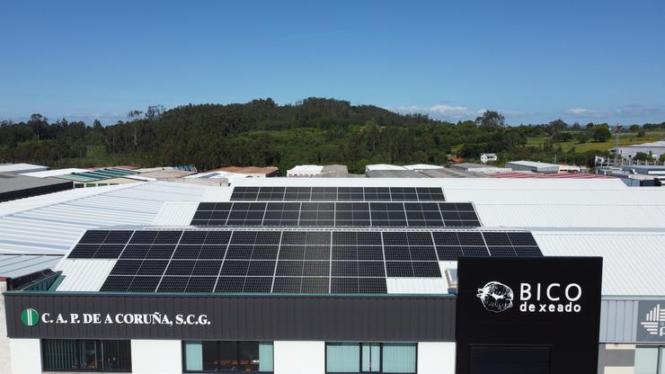 Paneis solares instalados por EnchufeSolar na sede de Bergondo da CAP da Coruña.. ENCHUFESOLAR / Europa Press