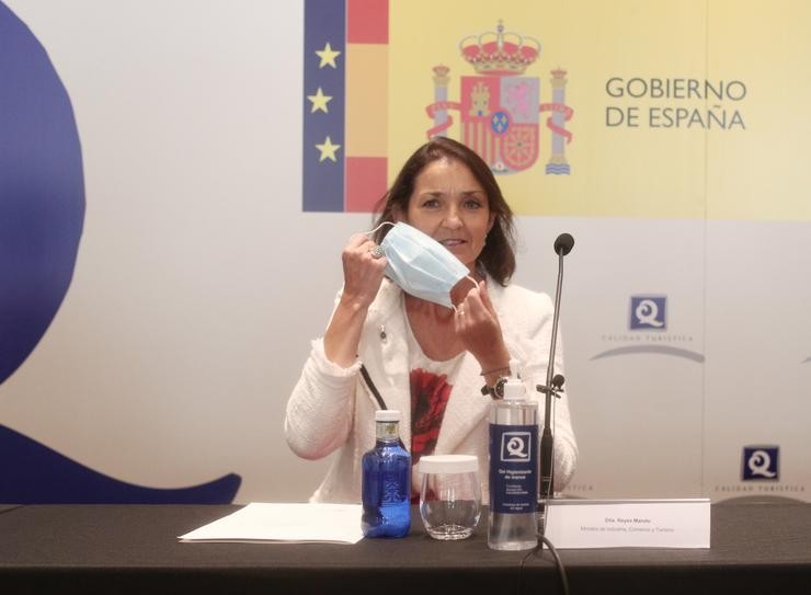 A ministra de Industria, Comercio e Turismo, Reyes Maroto, quítase a máscara durante a celebración da XIII Edición de Entrega de Bandeiras "Q de Calidade Turística" a praias e portos deportivos.. Eduardo Parra - Europa Press - Arquivo