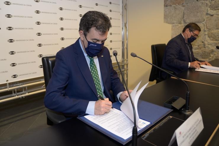 O conselleiro de Cultura, Educación e Universidade, Román Rodríguez, e o reitor da UDC, Xullo Abalde, asinan un convenio. XUNTA / Europa Press