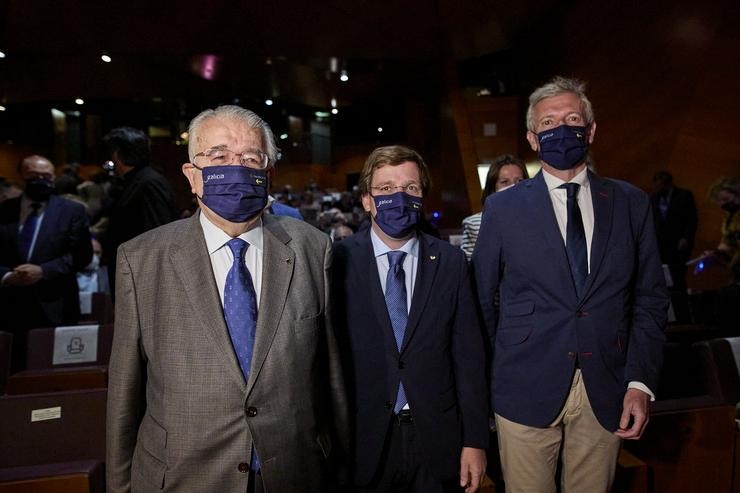 (E-D) O presidente do Tribunal Constitucional, Juan José González Rivas; o alcalde de Madrid, José Luís Martínez-Almeida e o vicepresidente da Xunta de Galicia, Alfonso Rueda, na presentación da Semana Xacobeo 2021 en Madrid 