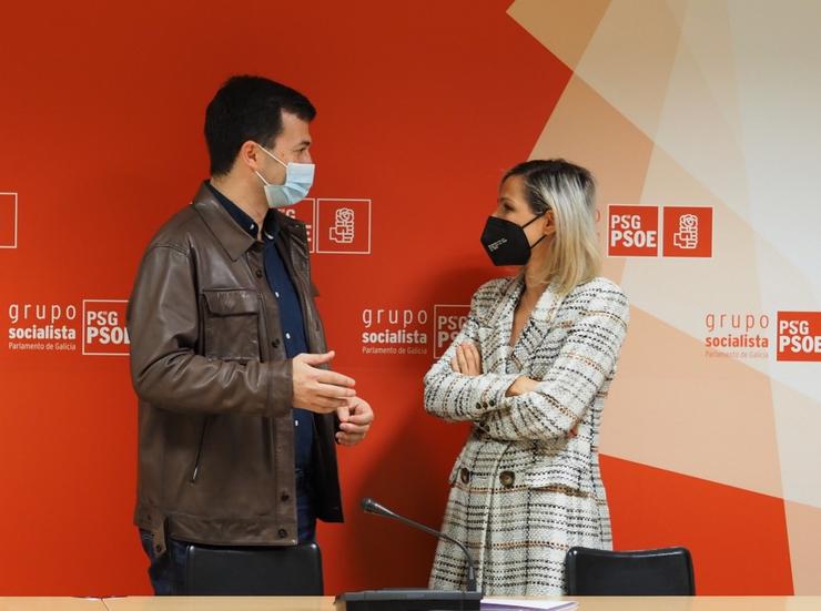 O secretario xeral do PSdeG, Gonzalo Caballero, e a xornalista Noelia Otero, nova deputada do PSdeG no Parlamento de Galicia.. PSDEG / Europa Press
