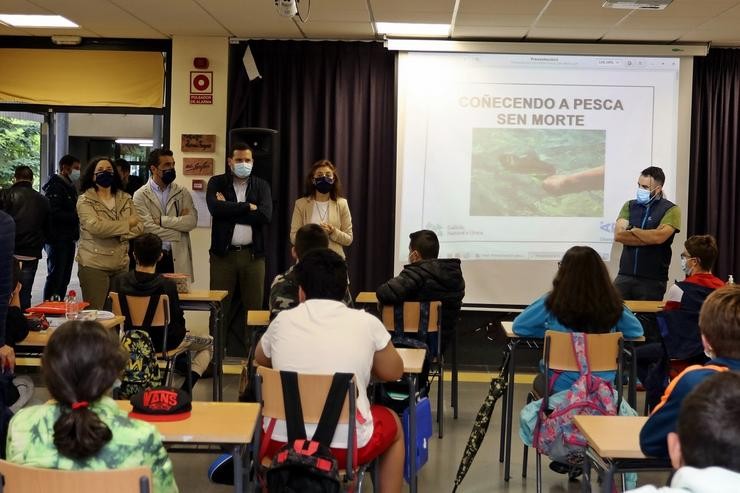 A conselleira de Medio Ambiente, Anxos Vázquez, visita unha escola de río en Cotobade (Pontevedra). XUNTA 