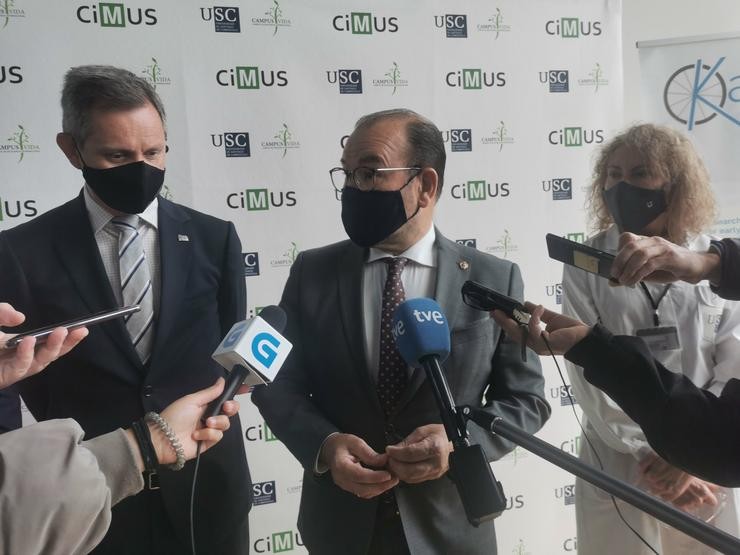 O delegado do Goberno en Galicia, José Miñones, visita o CiMUS en compañía do reitor da Universidade de Santiago de Compostela (USC). / Europa Press