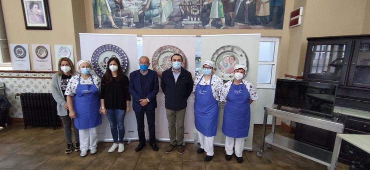 Directivos e traballadores da Cociña Económica de Ferrol con Antonio Cortés, de Gadis 