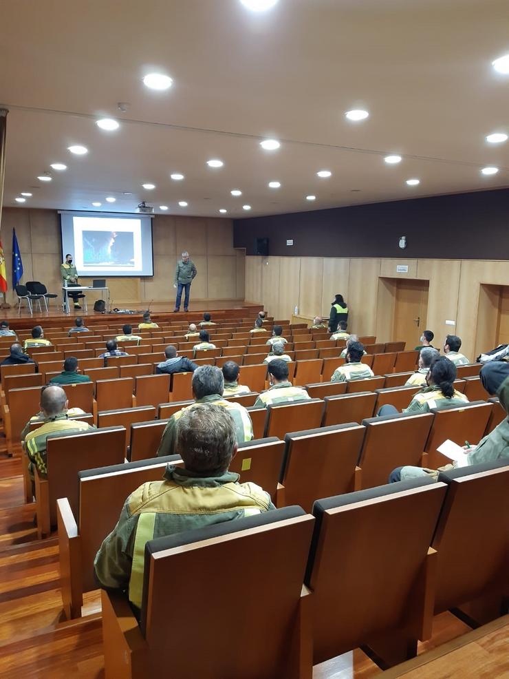 Profesionais participan no curso de extinción de incendios. XUNTA / Europa Press