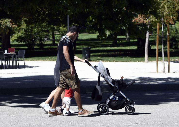 Arquivo - Unha parella e o seu bebé empuxan o carriño do mesmo nun parque de Madrid.. Óscar Canas - Europa Press - Arquivo / Europa Press