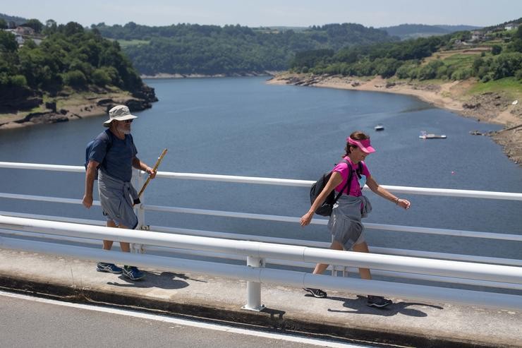 Dúas persoas realizan o Camiño de Santiago, a 15 de xuño de 2021, en Portomarín / Carlos Castro