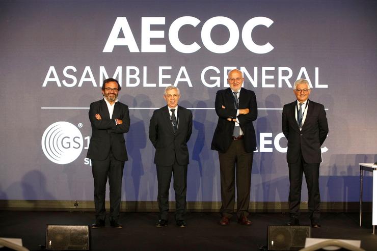 Ignacio González, presidente de AECOC; F. Javier Campo, vicepresidente de AECOC, Juan Roig, presidente de honra de AECOC; e José María Bonmatí, director xeral de AECOC. AECOC / Europa Press