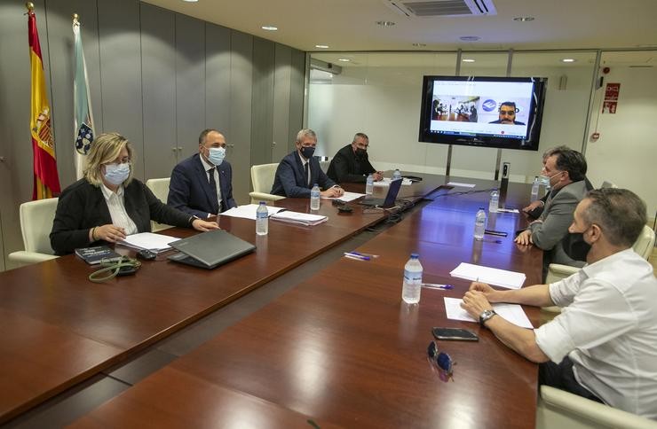 O vicepresidente primeiro e conselleiro de Presidencia, Xustiza e Turismo, Alfonso Rueda, e o conselleiro de Sanidade, Julio García Comesaña, reúnense con representantes do lecer nocturno / Conchi Paz - Xunta de Galicia.