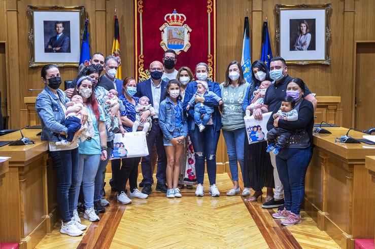Entrega Manuel Baltar as axudas do Programa ChegOU ós novos ourensan nados durante a último ano en Ourense.. DEPUTACIÓN /ALBERTE PAZ GARZA / Europa Press
