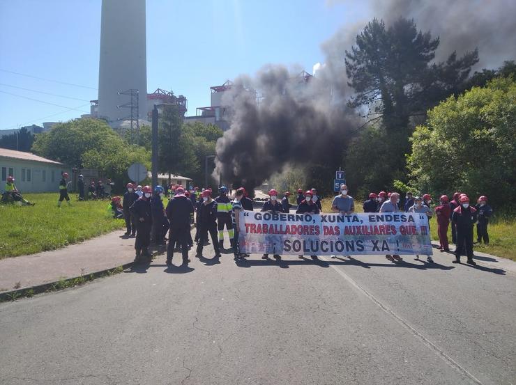 Os traballadores de auxiliares protestan nos exteriores da térmica das Pontes 