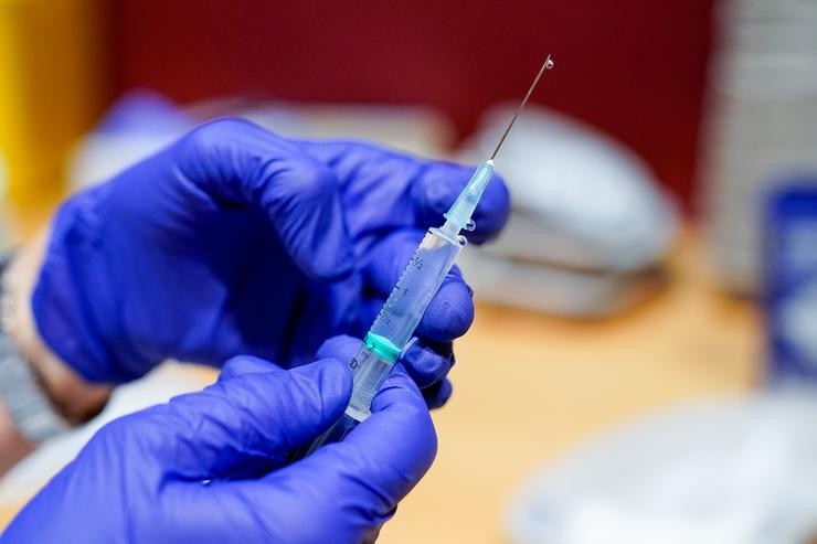 Un traballador sanitario prepara a primeira dose da vacina de Pfizer-BioNTech contra o Covid-19, a 9 de xuño de 2021, no Hospital Severo Ochoa de Leganés, Madrid 
