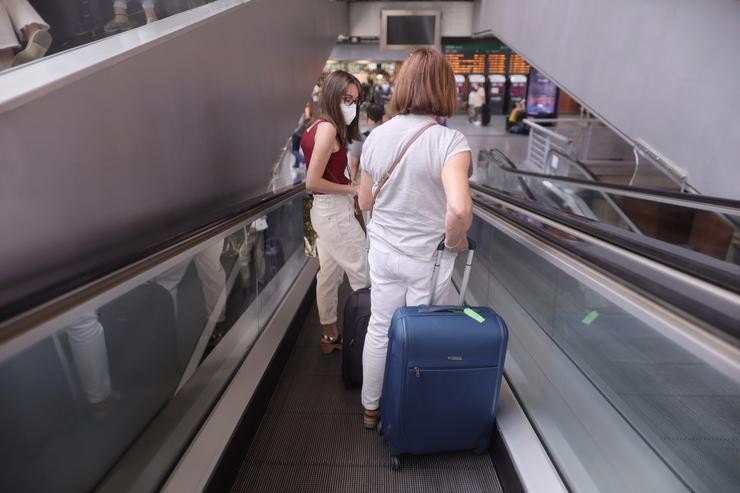 Varias persoas baixar en cintas transportadoras, na estación de Madrid - Porta de Atocha, a 11 de xuño de 2021, en Madrid (España).. Eduardo Parra - Europa Press 