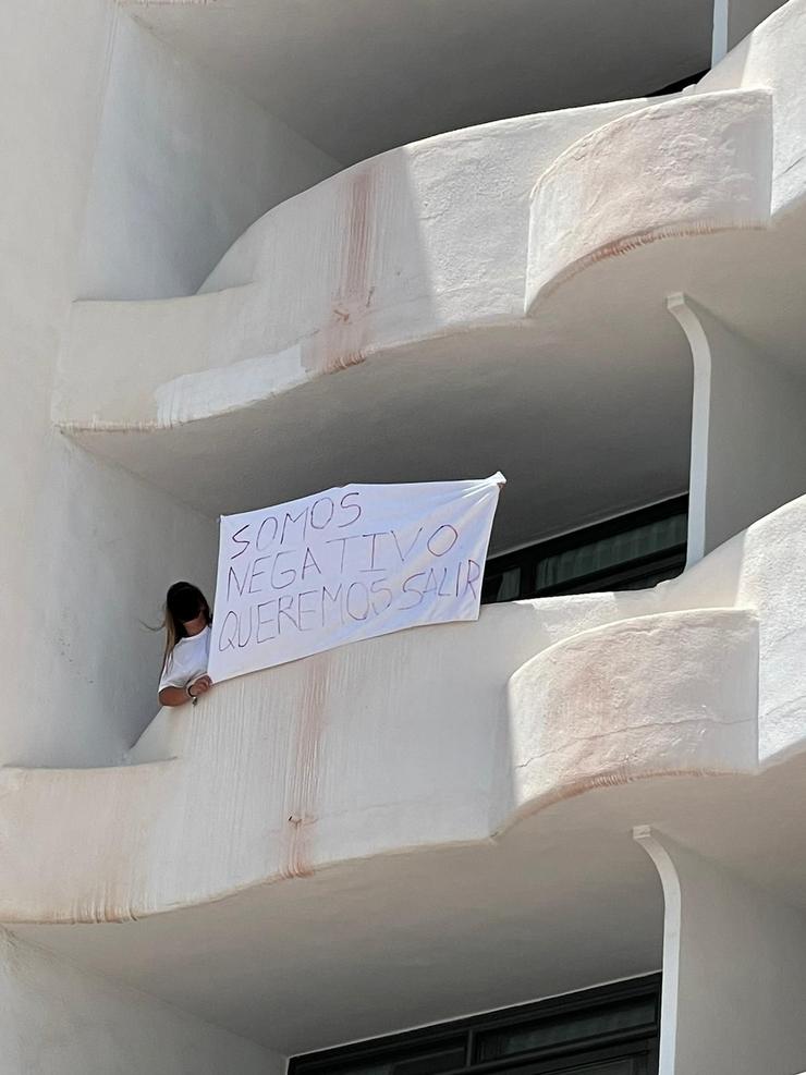 Estudante galega confinada nunha habitación do hotel Bellver de Mallorca polo macrobrote que afectou a mozos participantes en viaxes de fin de curso á illa.. EUROPA PRESS-CEDIDA