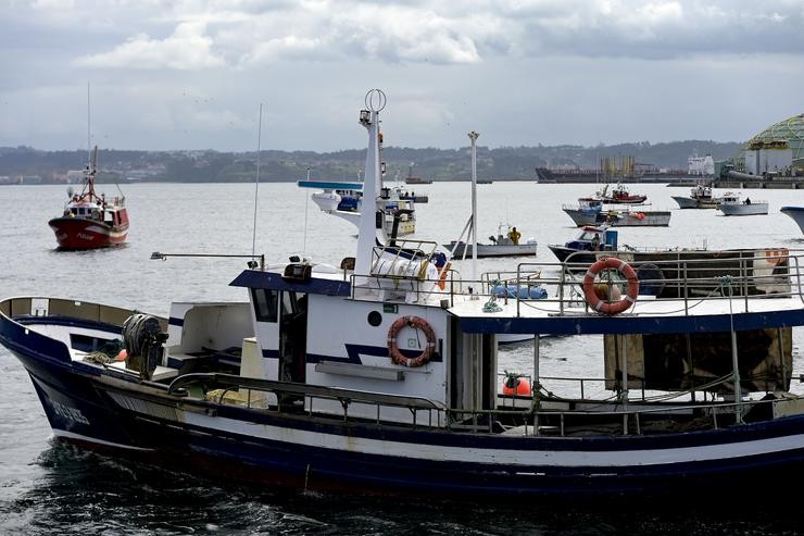 Arquivo - Varios barcos de frota artesanal tras a convocatoria de paro por parte da Federación Galega de Confrarías de Pescadores na dársena da Mariña na Coruña, Galicia (España), a 26 de marzo de 2021. O obxectivo do paro é mostrar rexeitamento an. M. Dylan - Europa Press - Arquivo