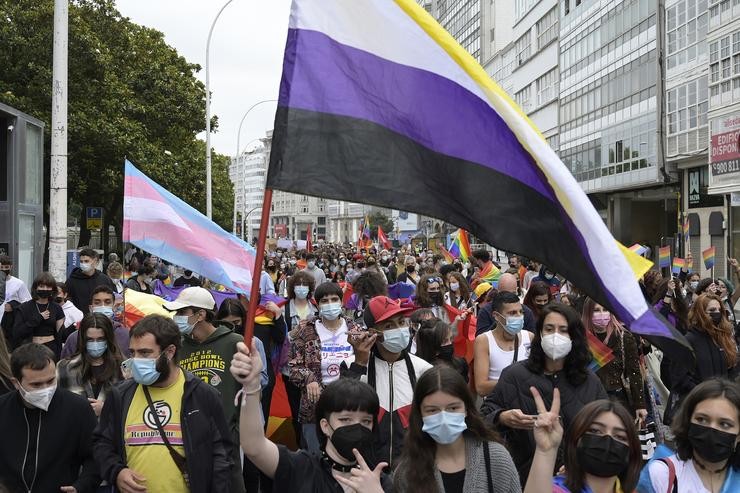 Centenares de persoas participan nunha manifestación convocada polo Día Internacional do Orgullo LGTBI, a 28 de xuño de 2021, na Coruña. M. Dylan - Europa Press