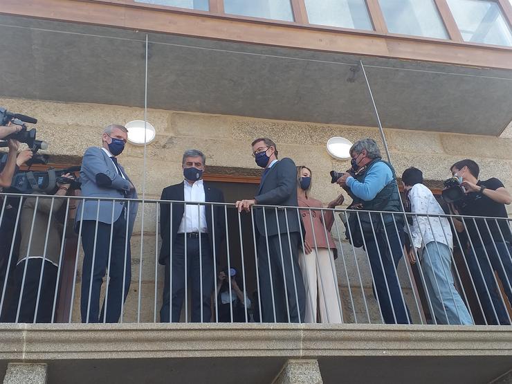 O presidente da Xunta, Alberto Núñez Feijóo, xunto ao vicepresidente, Alfonso roda, e ao portavoz municipal do PP vigués, Alfonso Marnotes, no balcón do albergue de peregrinos 