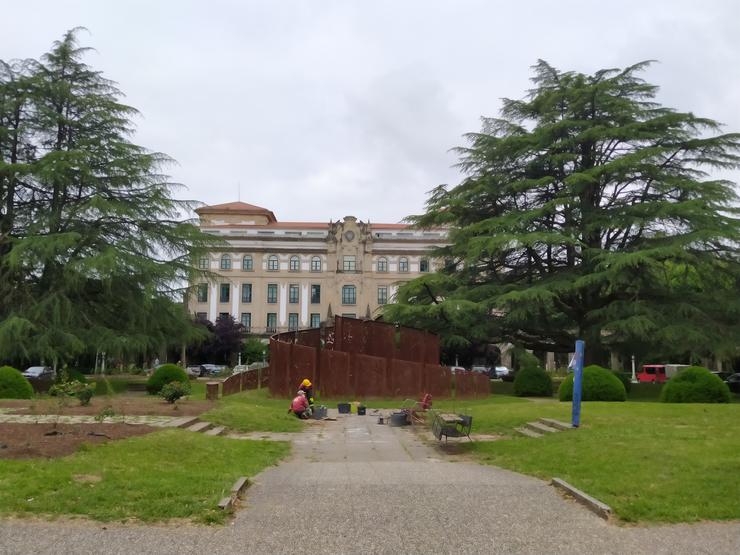 Obras de renovación dos bancos do Campus Sur, en Santiago de Compostela. 